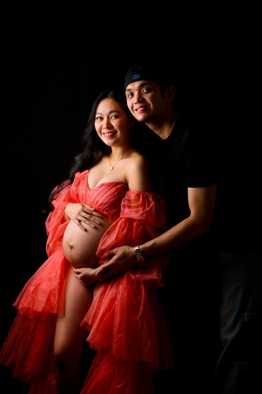 Maternity portrait of a couple by ShineClicksEU